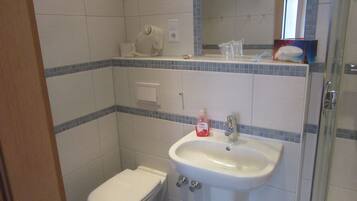 Chambre Simple Confort | Douche de la salle de bain