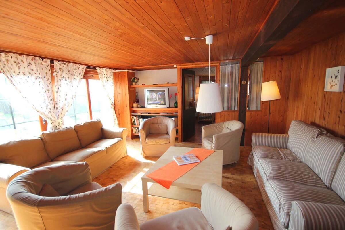 Casa, 5 habitaciones (8RB3) | Área de sala de estar | Televisión
