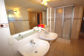 House, 5 Bedrooms (8RB3) | Bathroom | Towels - Blaues Haus (Zirkow)
