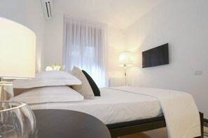 Suite | Individueel gedecoreerd, individueel gemeubileerd, een bureau