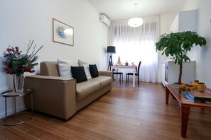 公寓, 1 间卧室 (Golden B) | 起居区 | 电视