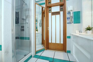 公寓, 1 间卧室 (Golden A) | 浴室 | 淋浴设施、免费洗浴用品、吹风机、毛巾