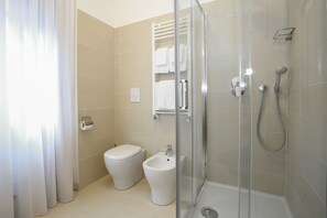 Suite | Baño | Ducha, artículos de higiene personal gratuitos y secador de pelo