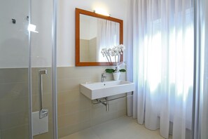 Suite | Bathroom | Shower, free toiletries, hair dryer, towels