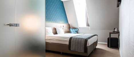 Premium suite | Een kluis op de kamer, een bureau, een strijkplank/strijkijzer