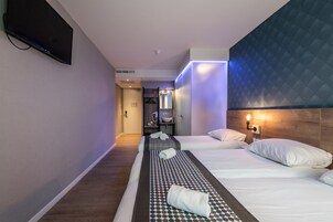 스탠다드 트리플룸 | 객실 내 금고, 책상, 다리미/다리미판, 무료 WiFi