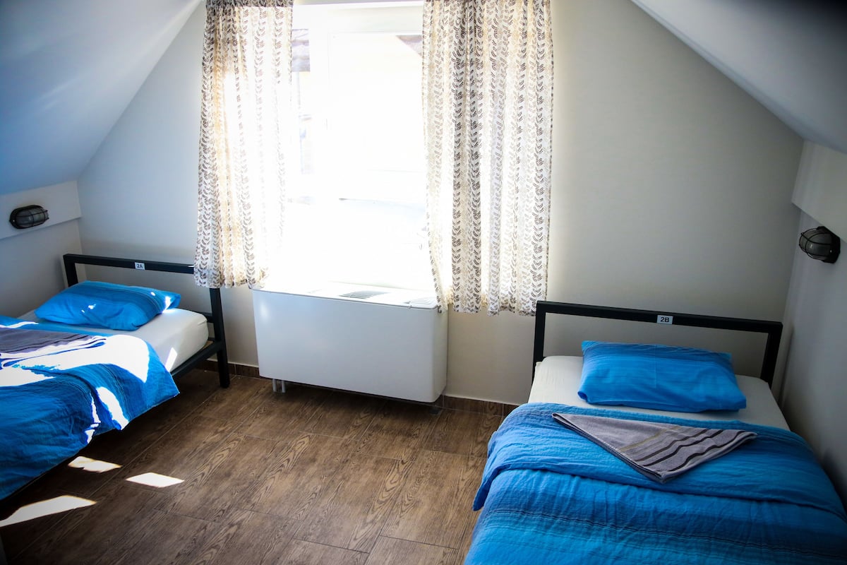 Habitación con 2 camas individuales | Sistema de insonorización, wifi gratis, ropa de cama