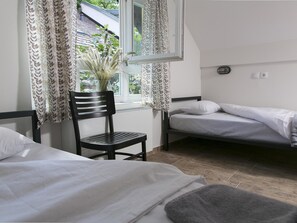 Twin Room | Soundproofing, free WiFi, bed sheets, wheelchair access - Varad Inn Hostel and Cafe (Novi Sad)