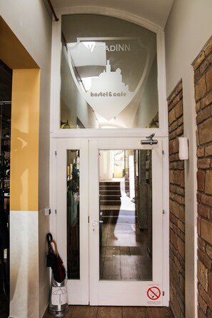 Property entrance - Varad Inn Hostel and Cafe (Novi Sad)