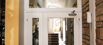 Varad Inn Hostel and Cafe