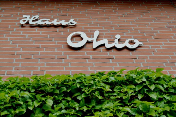 Vista frontal de la propiedad