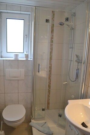 Double Room | Bathroom | Shower, towels - Haus Ohio Garni (Borkum)