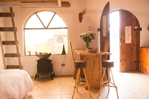 Habitación cuádruple Confort, en el área del jardín | Área de sala de estar | Chimenea 