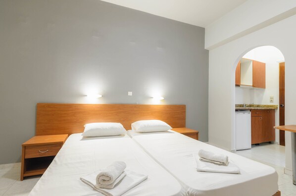 Kamar Double atau Twin | Meja kerja, ruang kerja ramah laptop, dan tempat tidur bayi gratis