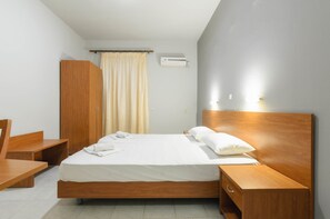 Habitación con 1 cama matrimonial o 2 individuales | Escritorio, espacio para trabajar con laptop y cunas gratuitas 