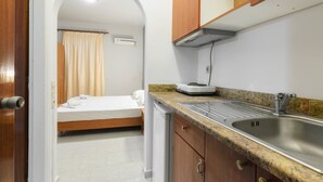 Double or Twin Room | Private kitchen | Coffee/tea maker, fridge, stovetop, electric kettle - Laganas Dreams (Zakynthos)