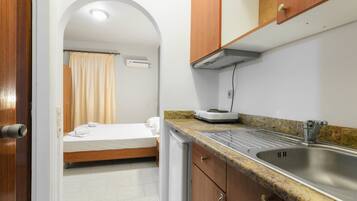 Double or Twin Room | Private kitchen | Fridge, stovetop, coffee/tea maker, electric kettle