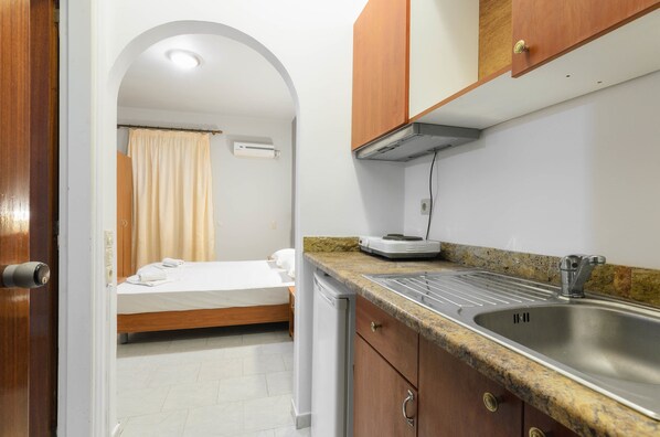 Herbergi fyrir tvo | Einkaeldhús | Ísskápur, eldavélarhellur, kaffivél/teketill, rafmagnsketill