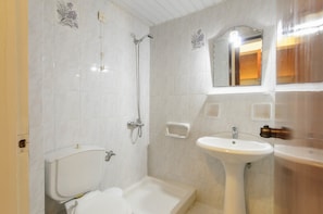 Herbergi fyrir tvo | Baðherbergi | Sturta, hárblásari, handklæði