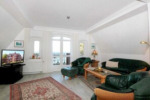 Condo, 3 habitaciones, Terraza, vista al mar | Área de sala de estar | Televisión y reproductor de DVD 