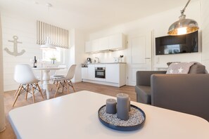 Condo, 1 Bedroom, Balcony (42RB52) | Dapur peribadi | Peti sejuk, ketuhar gelombang mikro, pembancuh kopi/teh 
