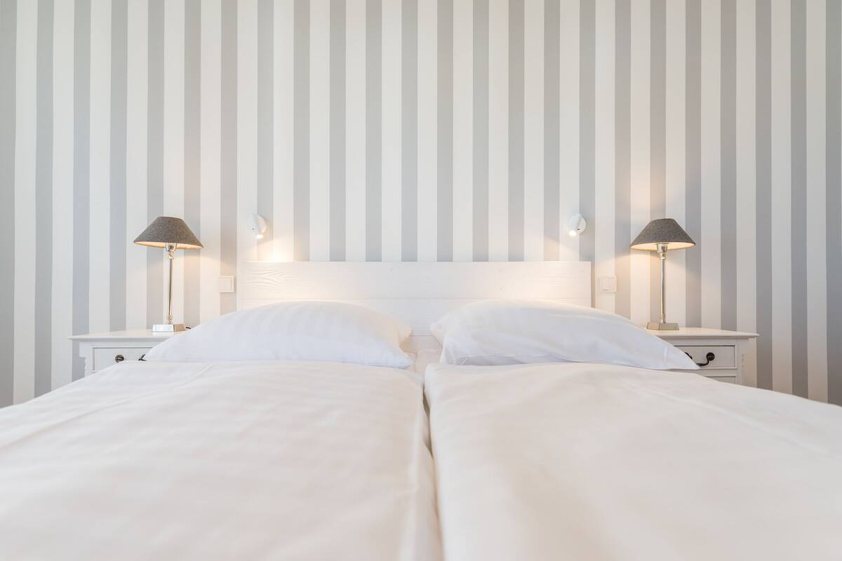 Cots/infant beds, free WiFi