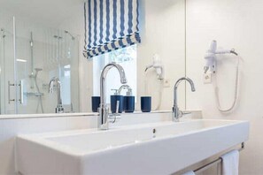 Apartment, 1 Bedroom, Balcony (42RB58) | Bilik Mandi | Pancuran mandi, tuala disediakan 