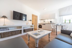 Appartement, 1 slaapkamer, balkon (42RB51) | Privékeuken | Een koelkast, een microgolfoven, een koffiezetapparaat/waterkoker