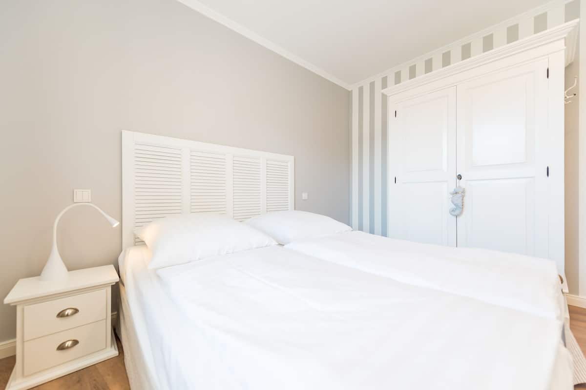 Cots/infant beds, free WiFi
