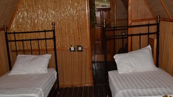 Een bureau, gratis wifi, beddengoed