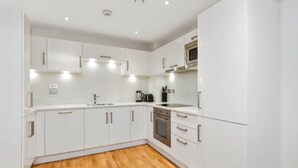 Coffee/tea maker, fridge, microwave, oven - The Arc by Bridgestreet (London)