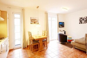 Apartment, 1 Schlafzimmer, Terrasse, Erdgeschoss (Bakenberg) | Wohnbereich | Flachbildfernseher