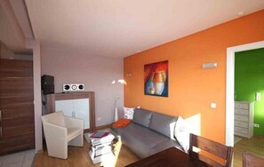 아파트, 침실 1개, 발코니 (36RB62A) | 거실 공간 | 평면 TV