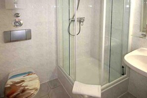 Studio (36RB62B) | Bathroom | Shower, towels - Haus Anna (Binz)