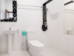 Standard Double Room, 1 Katil Raja (King), Non Smoking | Bilik Mandi | Pancuran mandi, pengering rambut, bidet, tuala disediakan 