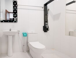 Standard Double Room, 1 King Bed, Non Smoking | Bathroom | Shower, hair dryer, bidet, towels