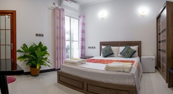 Standard Double Room, 1 King Bed, Non Smoking | 1 bedroom, minibar, in-room safe, desk