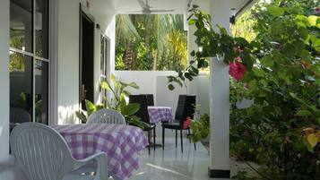 Standard Double Room, 1 King Bed, Non Smoking | Courtyard