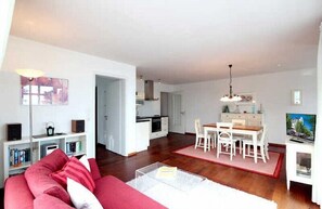 Appartement, 1 slaapkamer, balkon, uitzicht op zee | Woonruimte | Flatscreentelevisie en een dvd-speler