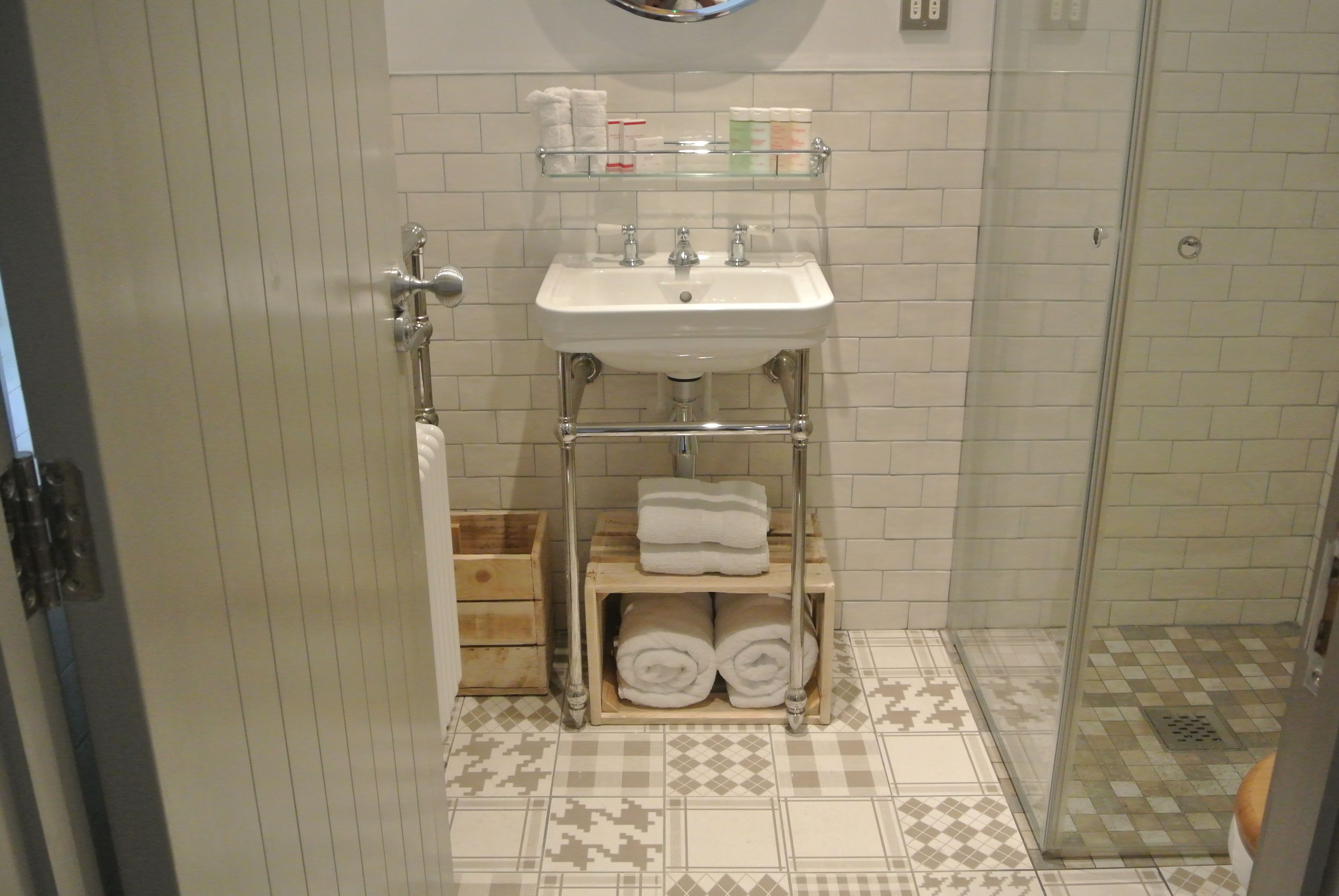 superior double room | bathroom sink