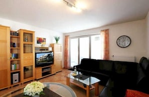 Apartment, 1 Schlafzimmer, Balkon (53RB11) | Wohnbereich | Fernseher