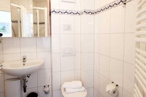 Apartment, 1 Bedroom, Balcony (53RB11) | Bathroom | Shower, hair dryer, towels - Ruegenfelsen (Ostseebad Baabe)