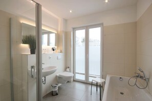 House, 3 Bedrooms (71RB1) | Bathroom amenities | Separate bathtub and shower, hair dryer, towels