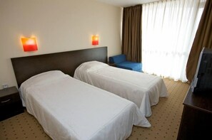 Standard Double or Twin Room | Meja, kalis bunyi, Wi-fi percuma, cadar katil 