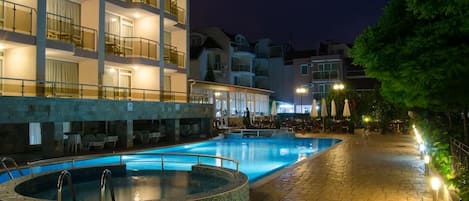 Seasonal outdoor pool, open 8 AM to 6:30 PM, pool umbrellas