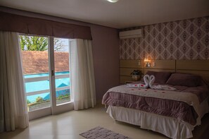 Minibar, iron/ironing board, free WiFi, bed sheets - Pousada Lanai (Gramado)