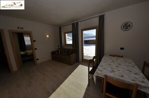 Deluxe Apartment, 1 Bedroom, Mountain View | Living area | Flat-screen TV - Al Bait da Valeriano (Livigno)