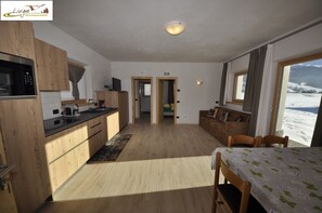 Deluxe Apartment, 1 Bedroom, Mountain View | Private kitchenette | Full-size fridge, microwave, oven, stovetop - Al Bait da Valeriano (Livigno)