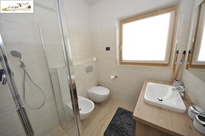 Deluxe-Apartment, 1 Schlafzimmer, Bergblick | Badezimmer | Dusche, Haartrockner, Bidet, Handtücher