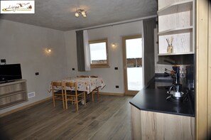 Exclusive-Apartment, 1 Schlafzimmer, Bergblick | Wohnbereich | Flachbildfernseher